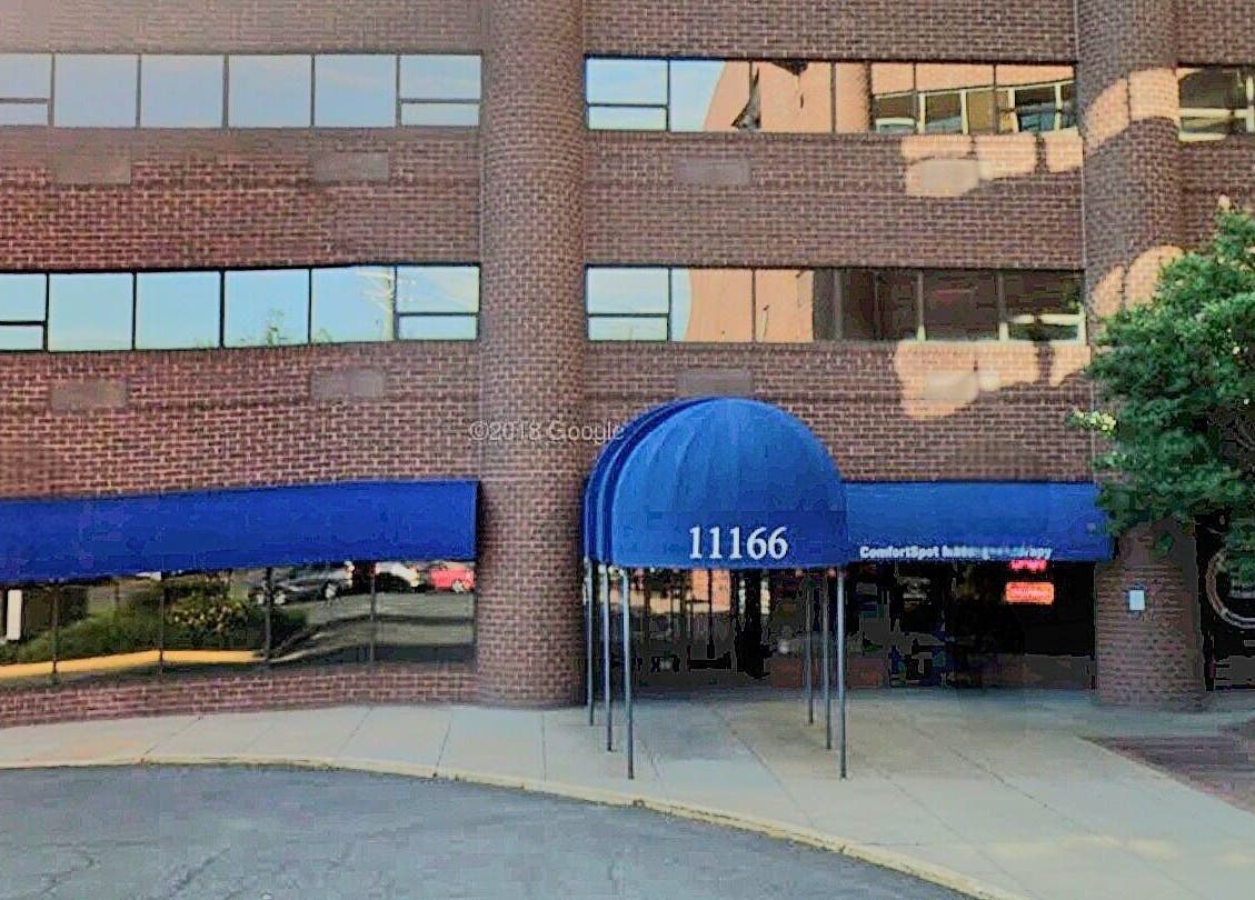 Fachada del local de David Tattoo en Fairfax, Virginia, US con toldo azul.