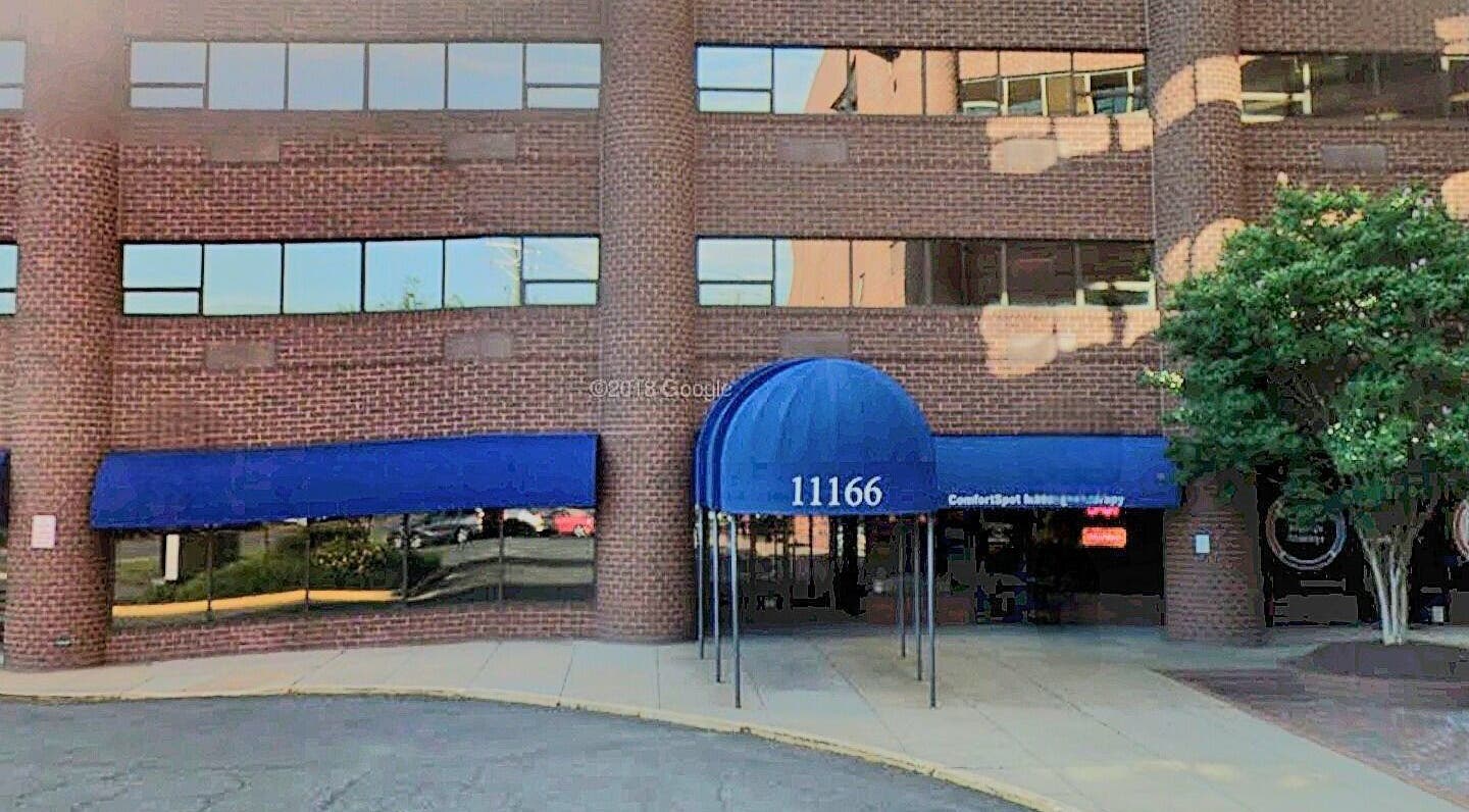 Fachada del local de David Tattoo en Fairfax, Virginia, US con toldo azul.