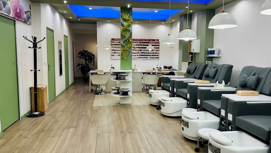 Intérieur lumineux de La Reine Massage Epilation Manucure à Paris, Île-de-france, FR, avec sièges et décor élégant.