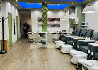Intérieur lumineux de La Reine Massage Epilation Manucure à Paris, Île-de-france, FR, avec sièges et décor élégant.
