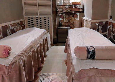 Salle de massage élégante à La Reine Massage Epilation Manucure, Paris, Île-de-France, FR.