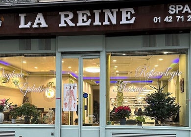 Façade de La Reine Massage Epilation Manucure à Paris, Île-de-France, FR illuminée et accueillante.