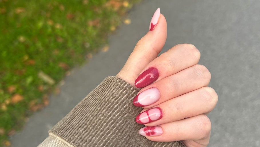 Flott negldesign ved Studio Grethe i Ås, Akershus, NO, med rosa og røde nyanser for et sofistikert utseende.