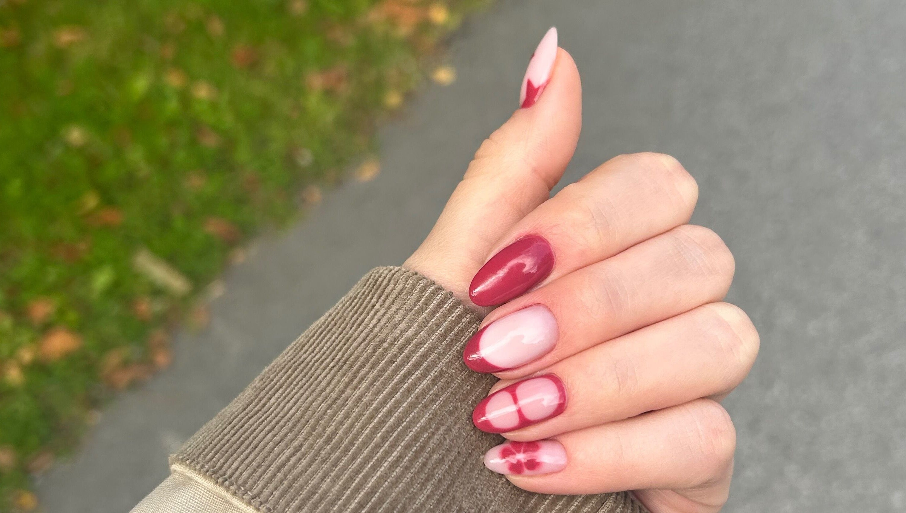 Flott negldesign ved Studio Grethe i Ås, Akershus, NO, med rosa og røde nyanser for et sofistikert utseende.
