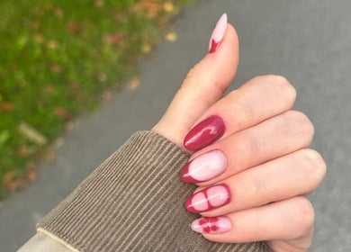 Flott negldesign ved Studio Grethe i Ås, Akershus, NO, med rosa og røde nyanser for et sofistikert utseende.