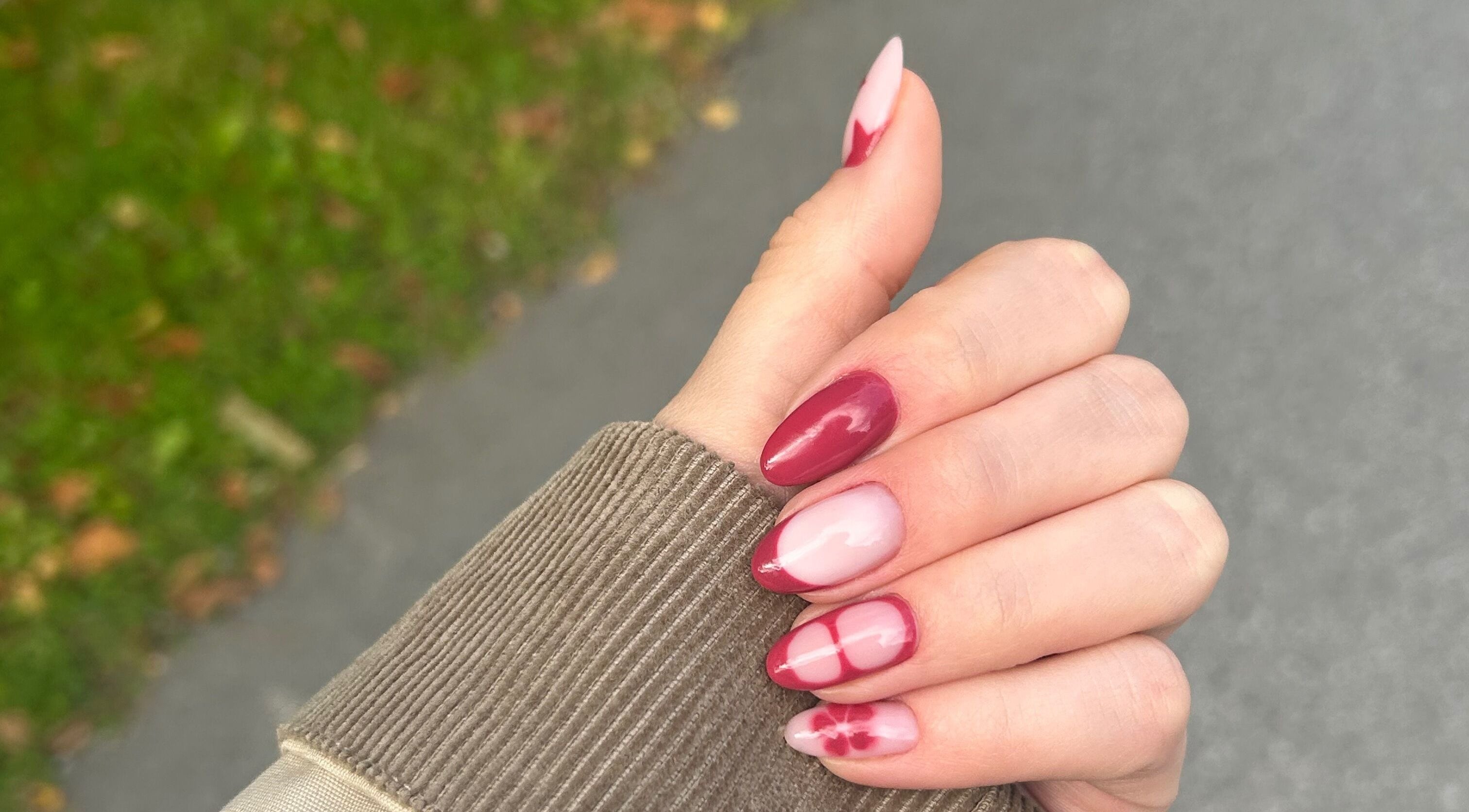 Flott negldesign ved Studio Grethe i Ås, Akershus, NO, med rosa og røde nyanser for et sofistikert utseende.