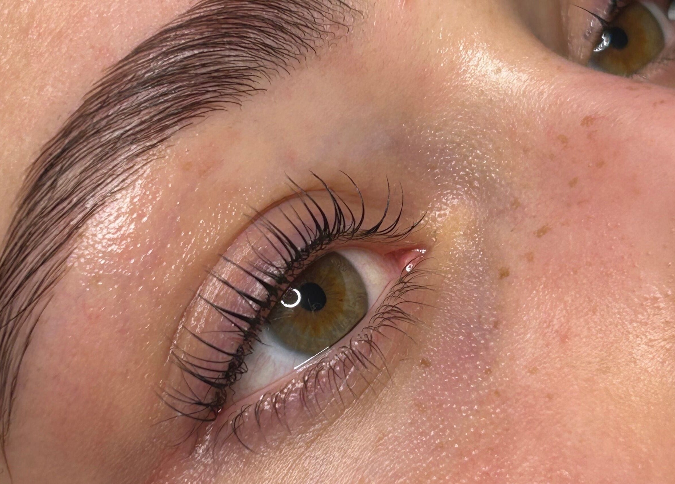 Nærbilde av perfekte øyenbryn og vipper hos Studio Grethe i Ås, Akershus, NO.