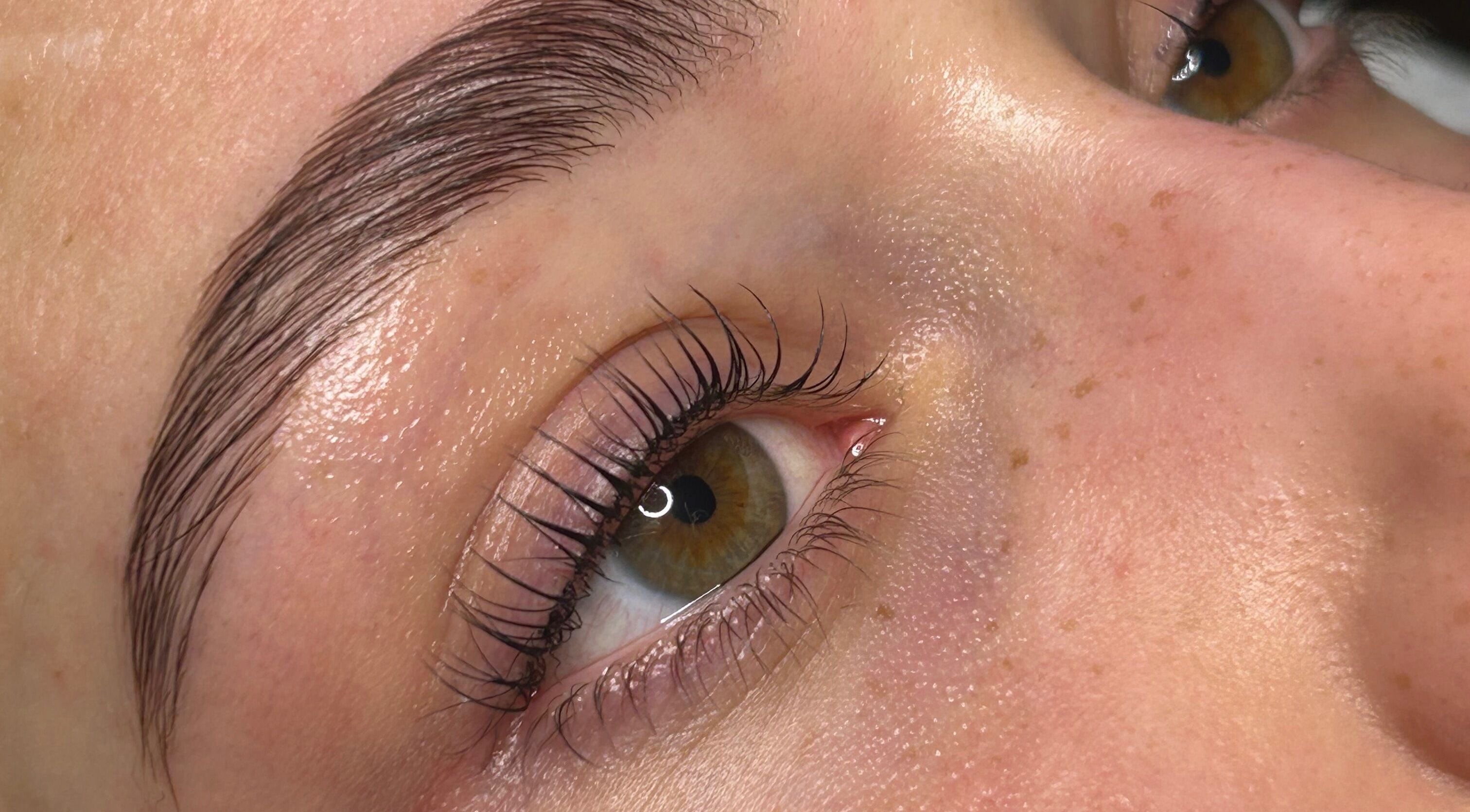 Nærbilde av perfekte øyenbryn og vipper hos Studio Grethe i Ås, Akershus, NO.