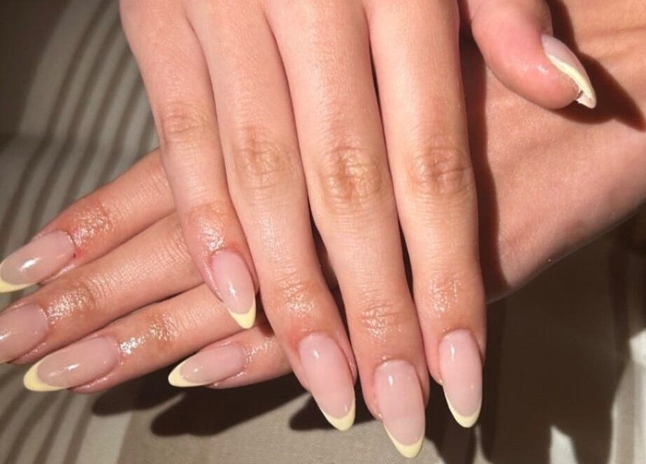 Elegant manikyr på Studio Grethe, Ås, Akershus, NO. Naturlige negler med lys fransk design.