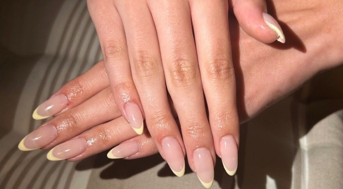 Elegant manikyr på Studio Grethe, Ås, Akershus, NO. Naturlige negler med lys fransk design.