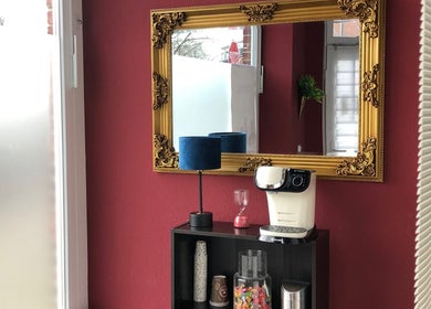 Spiegel und Kaffeemaschine bei CARRIE'S COSMETIC - Your Life’s Beauty - Dulsberg / Eilbek, Hamburg, Hamburg, DE.