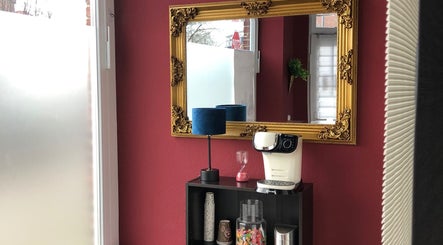 Spiegel und Kaffeemaschine bei CARRIE'S COSMETIC - Your Life’s Beauty - Dulsberg / Eilbek, Hamburg, Hamburg, DE.