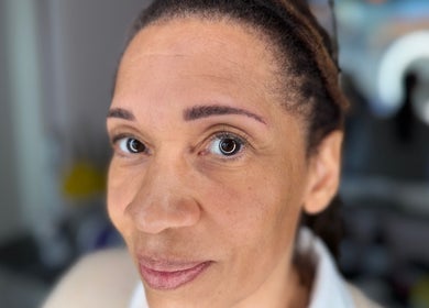 Nahaufnahme eines glücklichen Kunden bei CARRIE'S COSMETIC - Your Life’s Beauty - Dulsberg / Eilbek, Hamburg, Hamburg, DE.