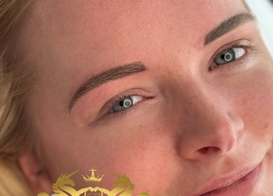 Naheaufnahme einer Frau mit geformten Augenbrauen bei CARRIE'S COSMETIC - Your Life’s Beauty - Dulsberg/Eilbek, Hamburg, Hamburg, DE.