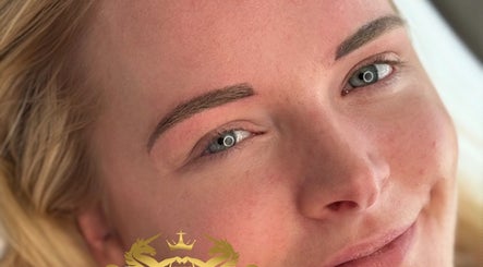 Perfekt geformte Augenbrauen bei CARRIE’S COSMETIC - Your Life’s Beauty - Dulsberg / Eilbek, Hamburg, Hamburg, DE.