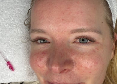 Entspannte Kundin bei CARRIE'S COSMETIC | Kosmetikstudio Hamburg & Permanent Make-up Eppendorf, Hamburg, DE.