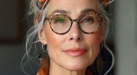 Moderne, stilvolle Frau bei CARRIE’S COSMETIC- Dulsberg | Kosmetikstudio Hamburg & Permanent Make-up, Hamburg, DE.