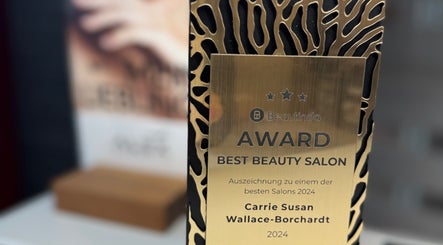 Auszeichnung bei CARRIE’S COSMETIC-Eppendorf | Kosmetikstudio Hamburg, Hamburg, DE mit Goldverzierung.