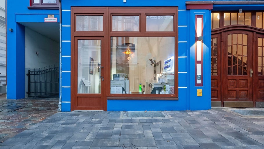 Außenansicht von Carrie’s Cosmetic - Eppendorf Hamburg, in Hamburg, Hamburg, DE mit blauer Fassade.