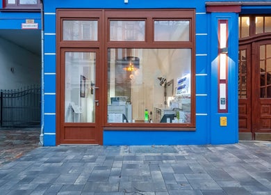 Außenansicht von Carrie’s Cosmetic - Eppendorf Hamburg, in Hamburg, Hamburg, DE mit blauer Fassade.