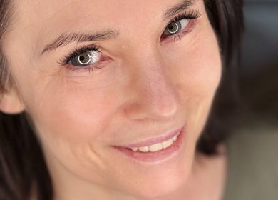 Nahaufnahme eines lächelnden Gesichts bei Carrie’s Cosmetic - Eppendorf Hamburg, Hamburg, DE.