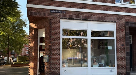 Außenansicht von Carrie's Cosmetic - Dulsberg Hamburg in Hamburg, Hamburg, DE mit Backsteingebäude.