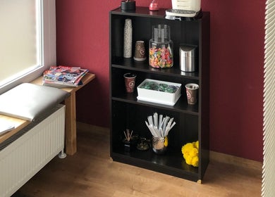 Gemütliche Ecke im Carrie's Cosmetic - Dulsberg Hamburg, gelegen in Hamburg, Hamburg, DE, mit Lesematerial.