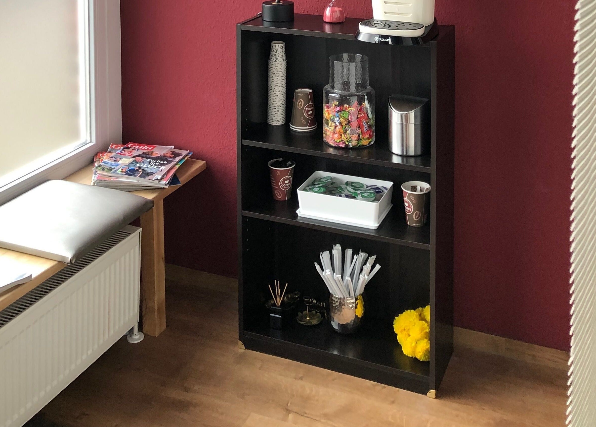 Gemütliche Ecke im Carrie's Cosmetic - Dulsberg Hamburg, gelegen in Hamburg, Hamburg, DE, mit Lesematerial.