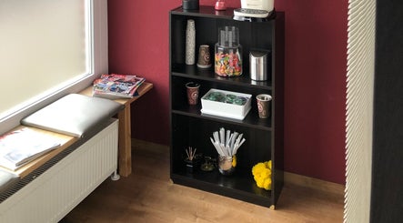 Gemütliche Ecke im Carrie's Cosmetic - Dulsberg Hamburg, gelegen in Hamburg, Hamburg, DE, mit Lesematerial.