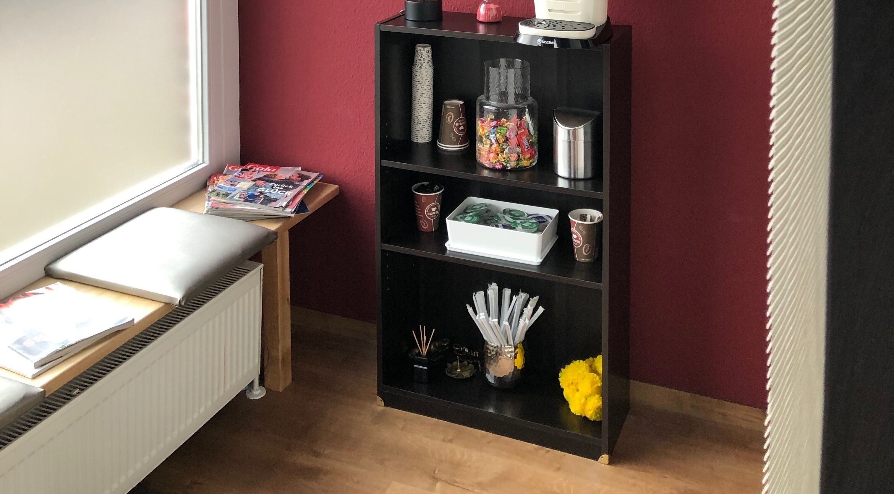 Gemütliche Ecke im Carrie's Cosmetic - Dulsberg Hamburg, gelegen in Hamburg, Hamburg, DE, mit Lesematerial.