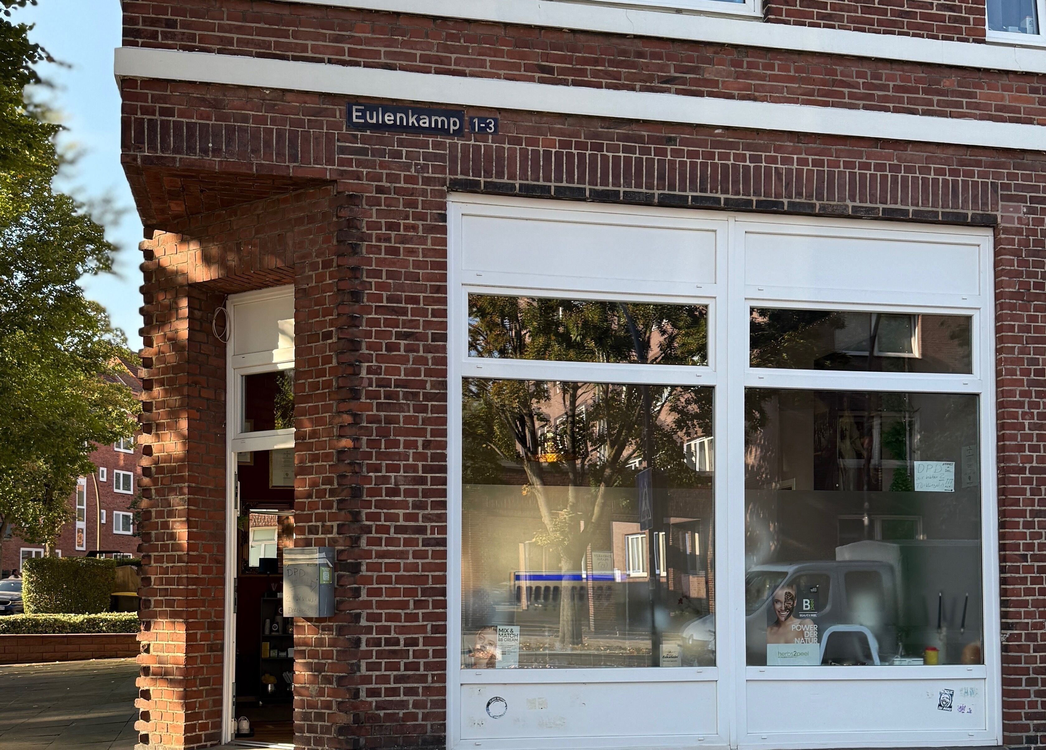 Außenansicht von Carrie's Cosmetic - Dulsberg Hamburg, Eulenkamp 1-3, Hamburg, Hamburg, DE.