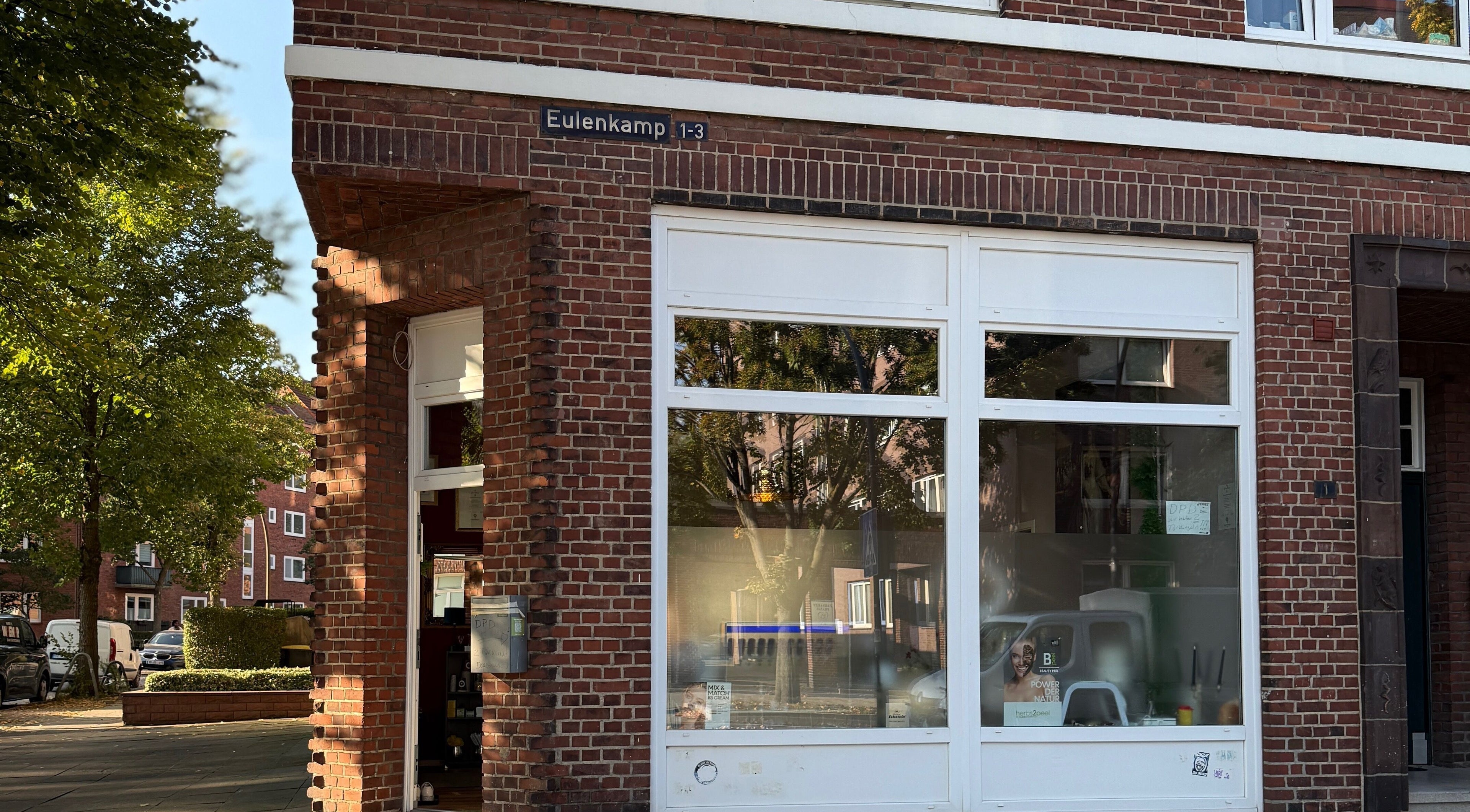 Außenansicht von Carrie's Cosmetic - Dulsberg Hamburg, Eulenkamp 1-3, Hamburg, Hamburg, DE.