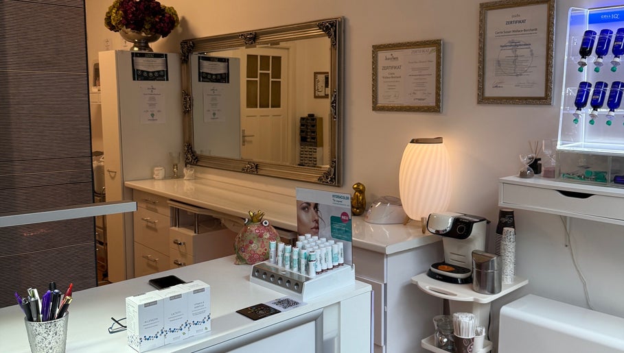 Innenraum von Carrie’s Cosmetic - Eppendorf Hamburg, elegant mit Behandlungsprodukten. Hamburg, Hamburg, DE.