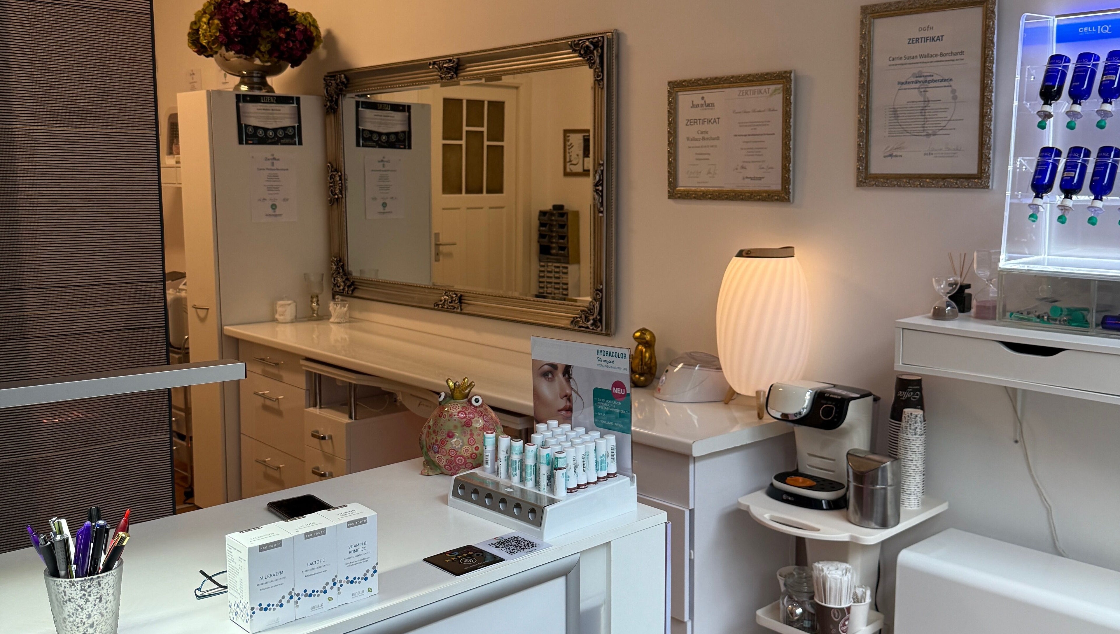 Innenraum von Carrie’s Cosmetic - Eppendorf Hamburg, elegant mit Behandlungsprodukten. Hamburg, Hamburg, DE.