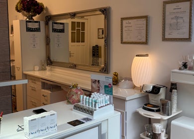 Innenraum von Carrie’s Cosmetic - Eppendorf Hamburg, elegant mit Behandlungsprodukten. Hamburg, Hamburg, DE.