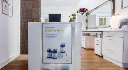 Moderner Empfangsbereich bei Carrie’s Cosmetic - Eppendorf Hamburg, Hamburg, Hamburg, DE.