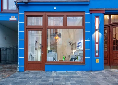 Außenansicht von Carrie’s Cosmetic - Eppendorf Hamburg in Hamburg, Hamburg, DE mit stilvollem blauen Design.