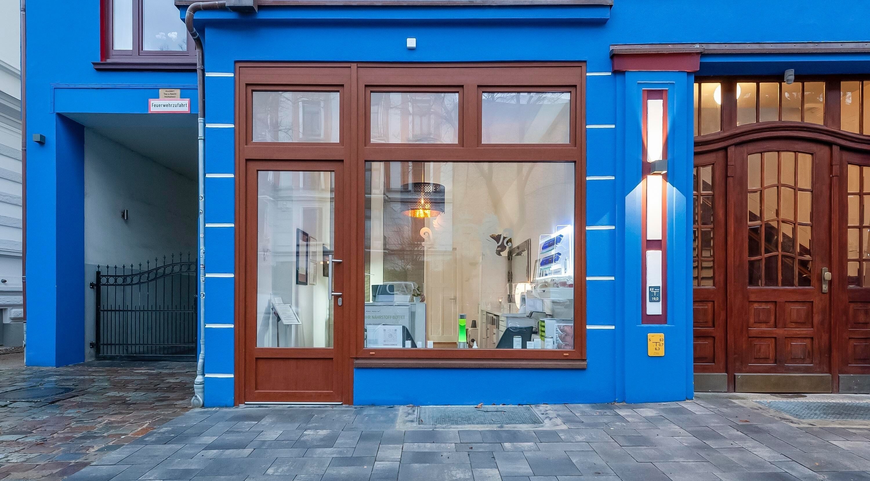 Außenansicht von Carrie’s Cosmetic - Eppendorf Hamburg in Hamburg, Hamburg, DE mit stilvollem blauen Design.