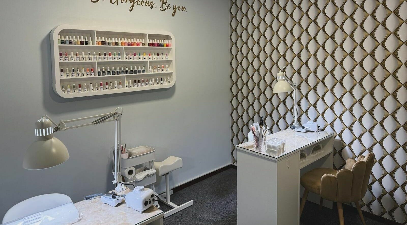 Estúdio Nails Garden com decoração elegante em Ermesinde, Porto, PT. Excelente variedade de esmaltes.