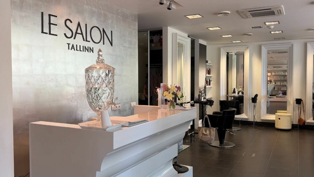 Интерьер Le Salon Tallinn, расположенного в Таллине, Harju maakond, EE, с современной мебелью.