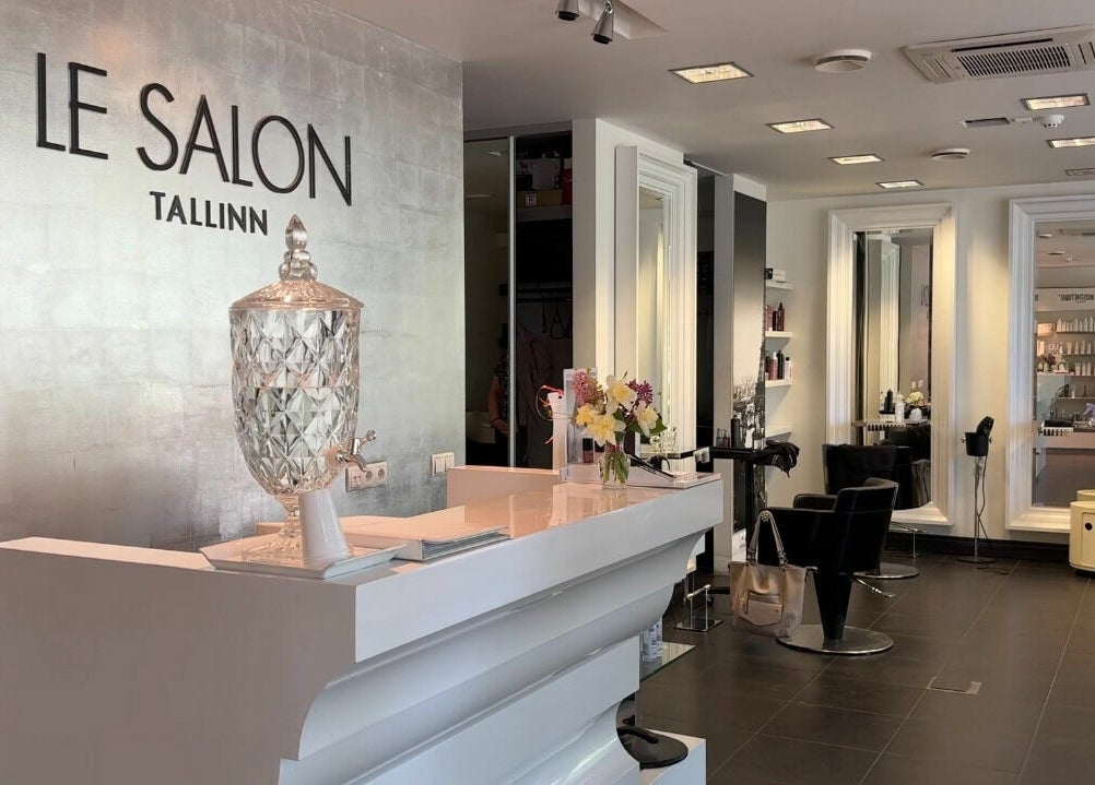 Интерьер Le Salon Tallinn, расположенного в Таллине, Harju maakond, EE, с современной мебелью.