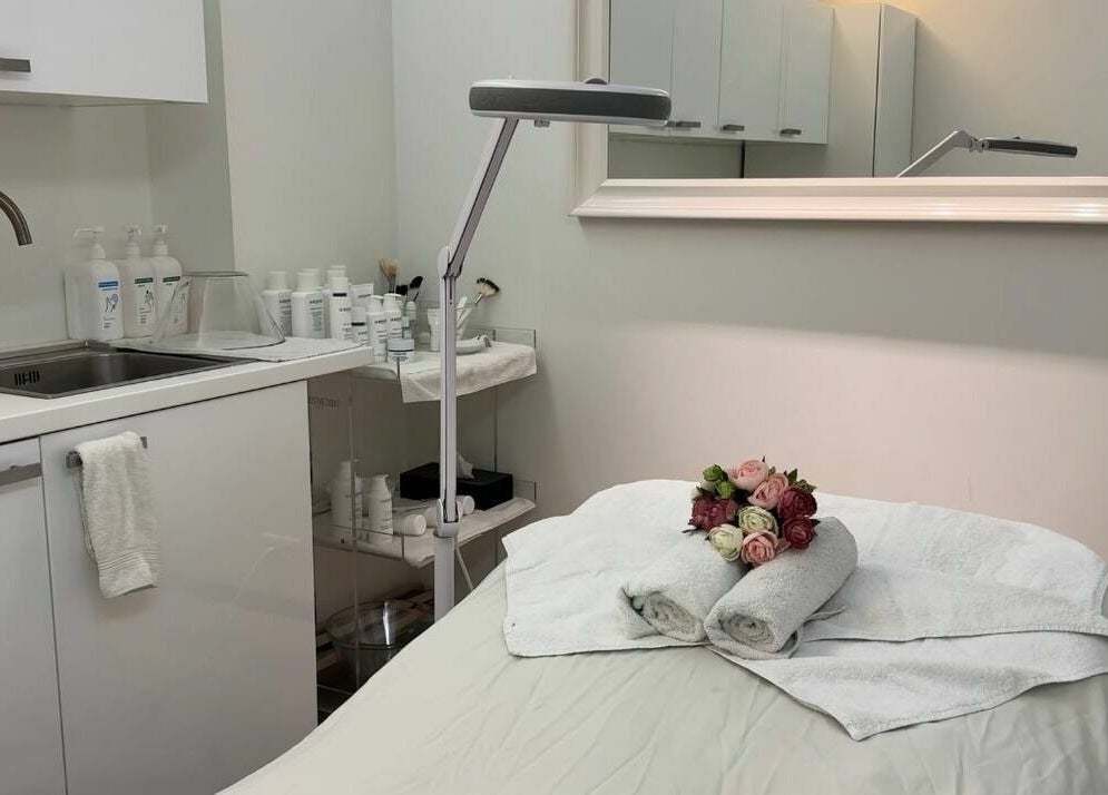 Спокойный кабинет в Le Salon Tallinn, Таллинн, Harju maakond, EE с цветами и полотенцами.