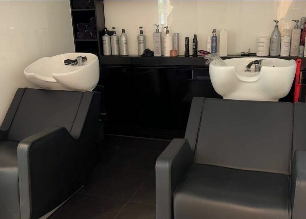 Мойка для волос в Le Salon Tallinn, Харью мааконд, EE, с современными креслами и средствами ухода.