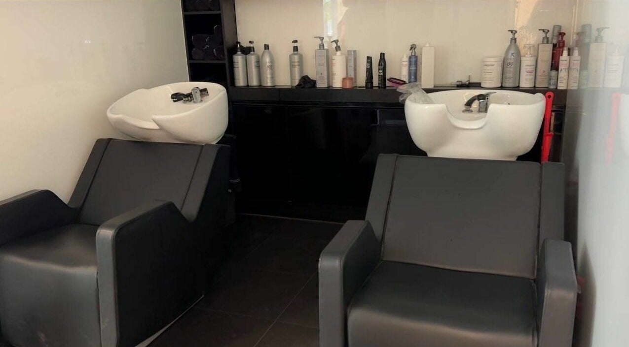 Мойка для волос в Le Salon Tallinn, Харью мааконд, EE, с современными креслами и средствами ухода.