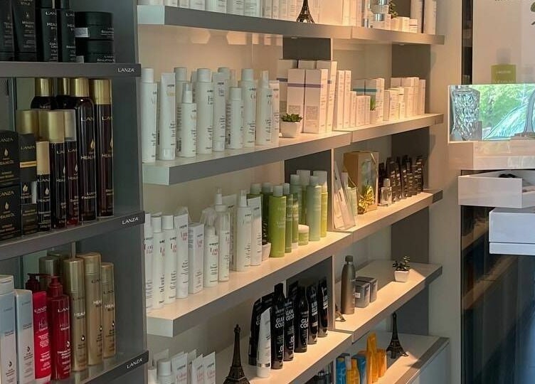 Косметические полки с продуктами в Le Salon Tallinn, Таллинн, Харьюмаа, EE.