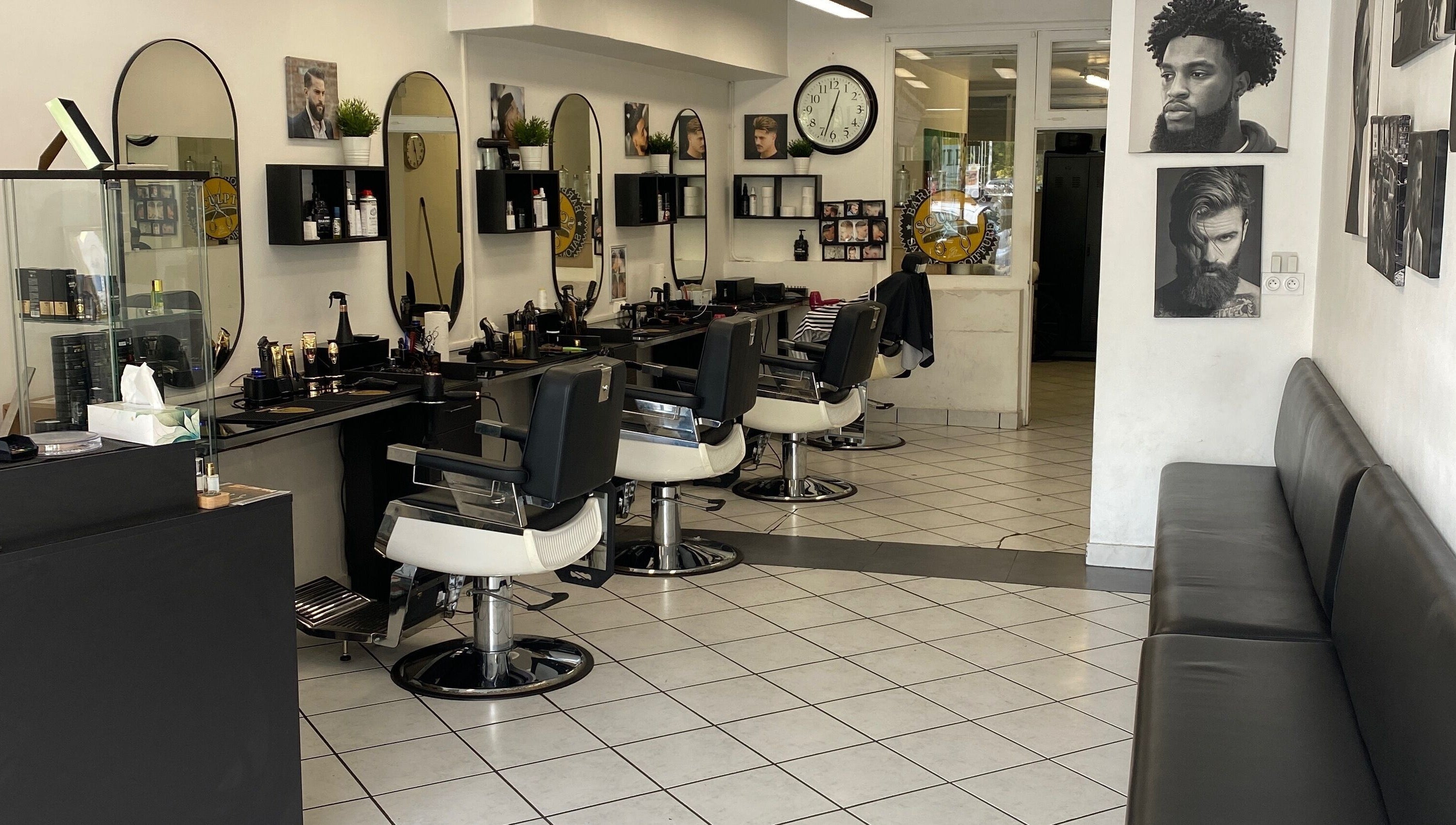 Intérieur moderne de Sculpt Barber Shop à Clermont-Ferrand, Auvergne-Rhône-Alpes, FR avec fauteuils stylés.