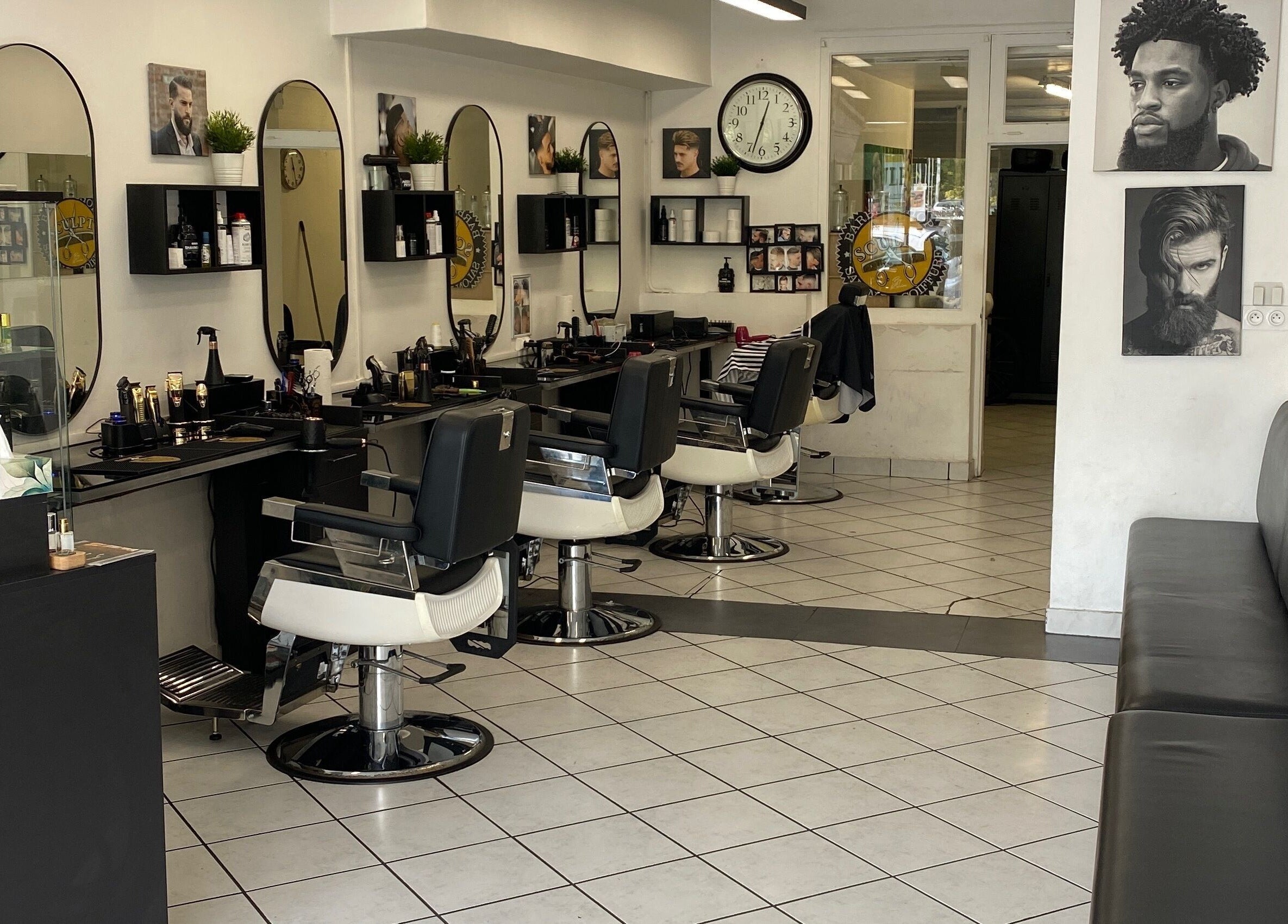 Intérieur moderne de Sculpt Barber Shop à Clermont-Ferrand, Auvergne-Rhône-Alpes, FR avec fauteuils stylés.