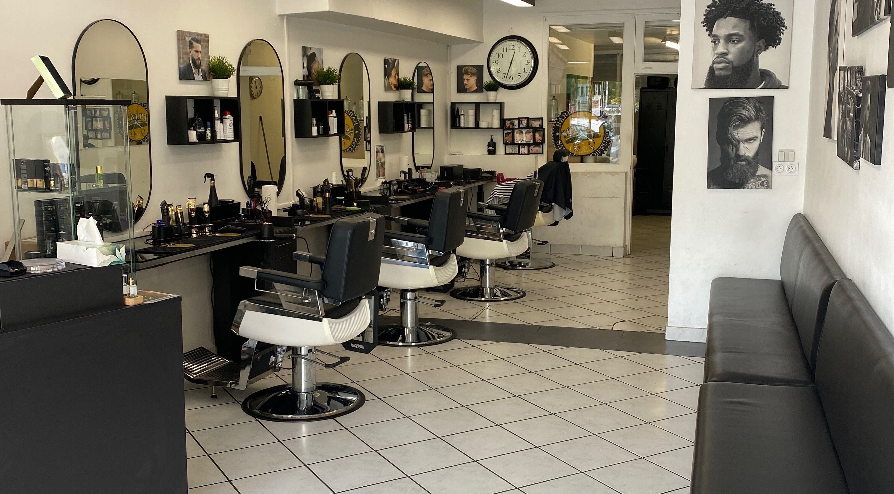 Intérieur moderne de Sculpt Barber Shop à Clermont-Ferrand, Auvergne-Rhône-Alpes, FR avec fauteuils stylés.