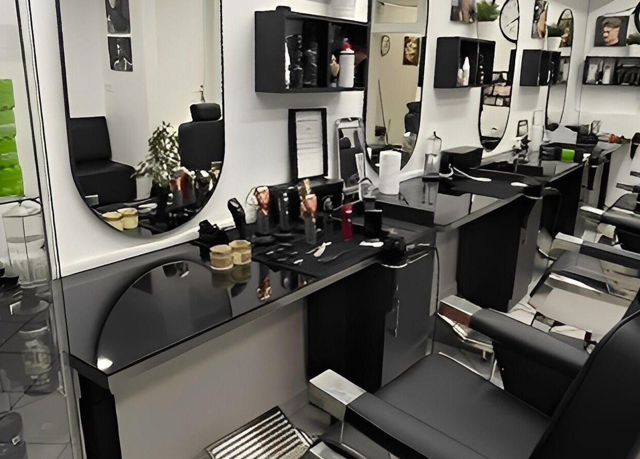 Intérieur moderne de Sculpt Barber Shop à Clermont-Ferrand, Auvergne-Rhône-Alpes, FR avec miroirs design.