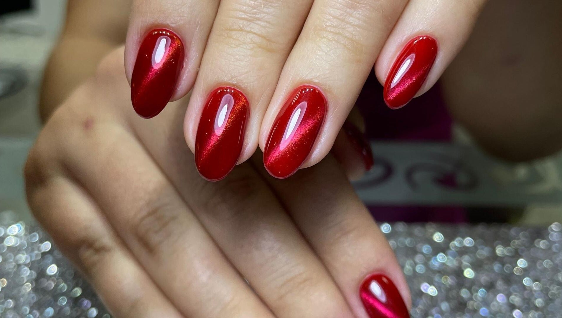 Uñas rojas brillantes en Nail's Yube, Valencia, Carabobo, VE.